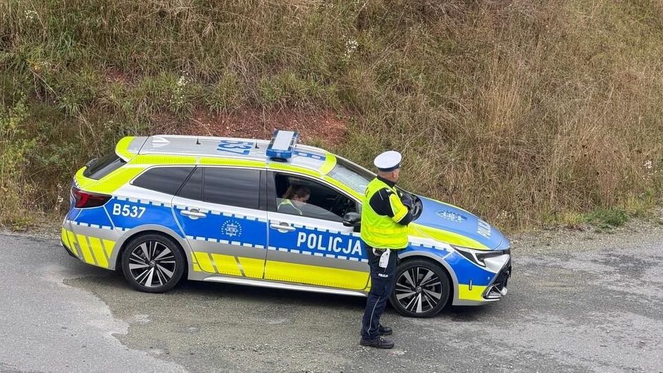 Policjanci podczas akcji "Bezpieczny przejazd"
