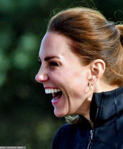 Złotą sukienkę zamieniła na trampki. Od razu widać, co księżna Kate woli