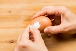 Pomysłowa metoda obierania jajka. Wystarczy...kawałek taśmy
