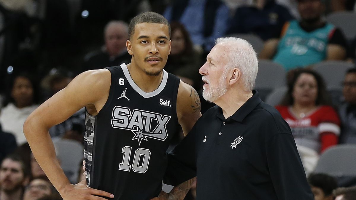 Getty Images / Ronald Cortes / Na zdjęciu: Jeremy Sochan i Gregg Popovich