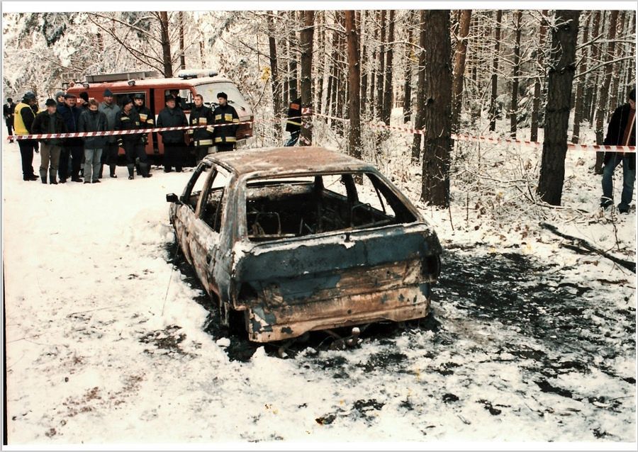 Zwłoki znaleziono 18 lat temu w spalonym samochodzie, w lesie. 