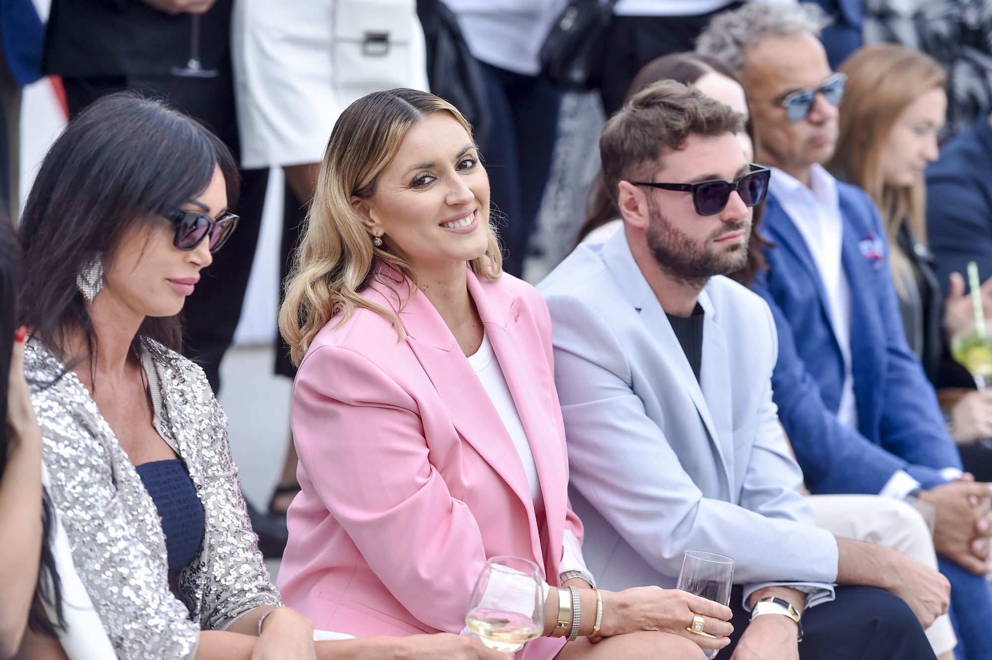 Karolina Szostak wpatrzona w telefon mknie do pracy z taśmami na twarzy 