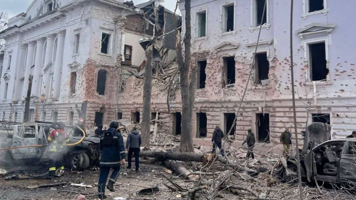 Ceremonia odznaczeń w Sumach podczas rosyjskiego ostrzału