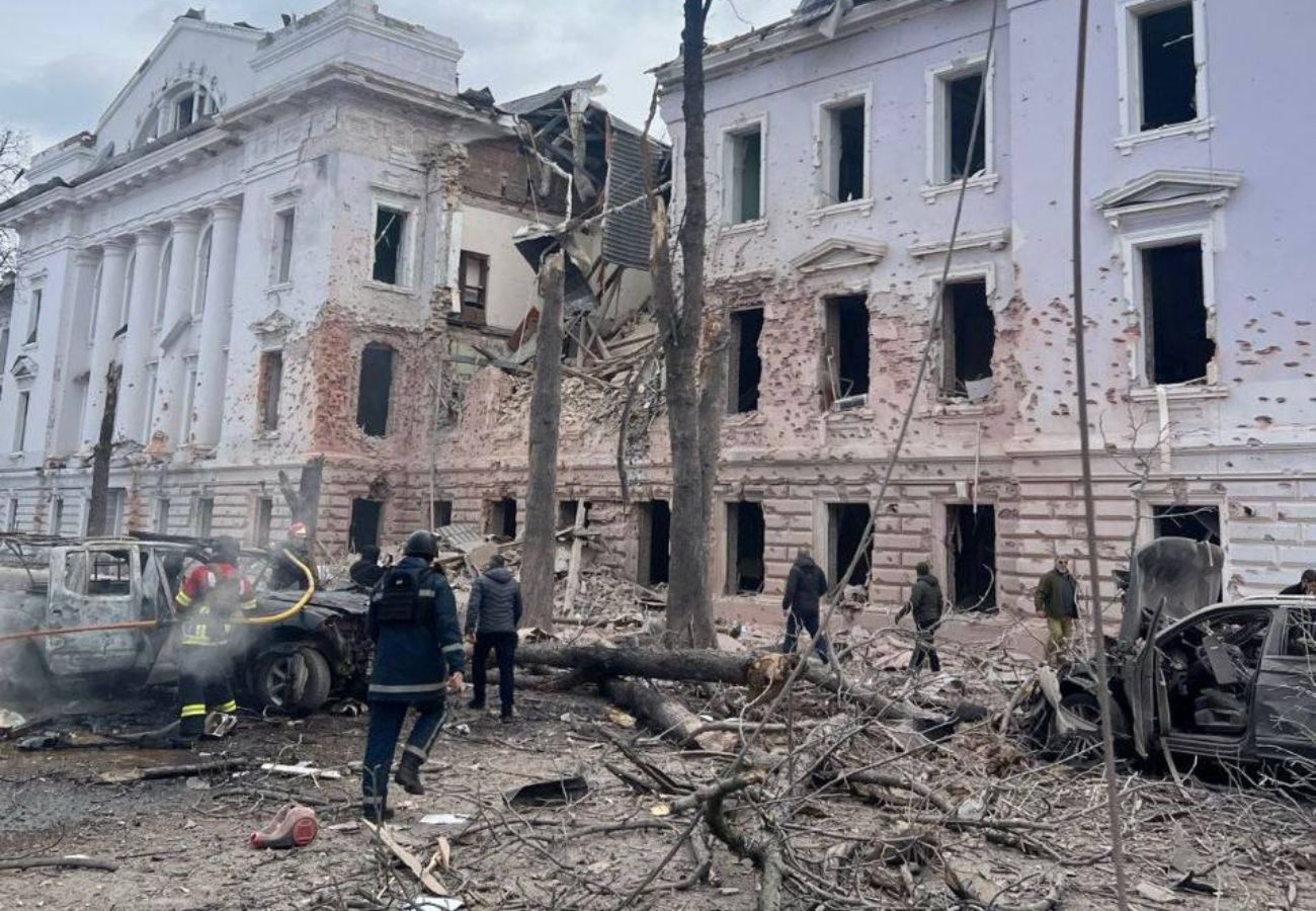 Rosja uderzyła w Sumy. W tym czasie wojskowych nagradzano w piwnicy