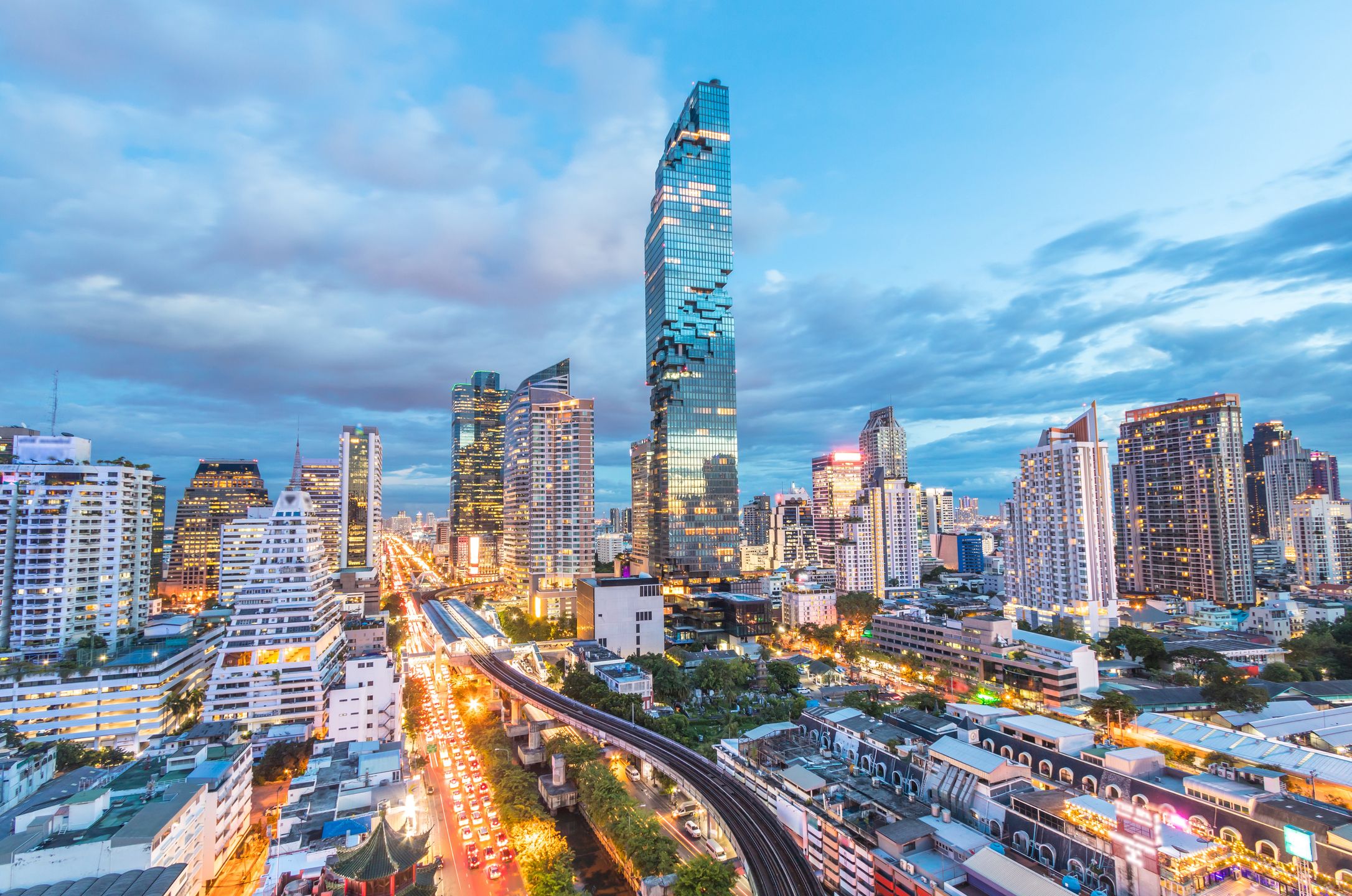Bangkok to potężne miasto, gdzie nowoczesność miesza się z histo