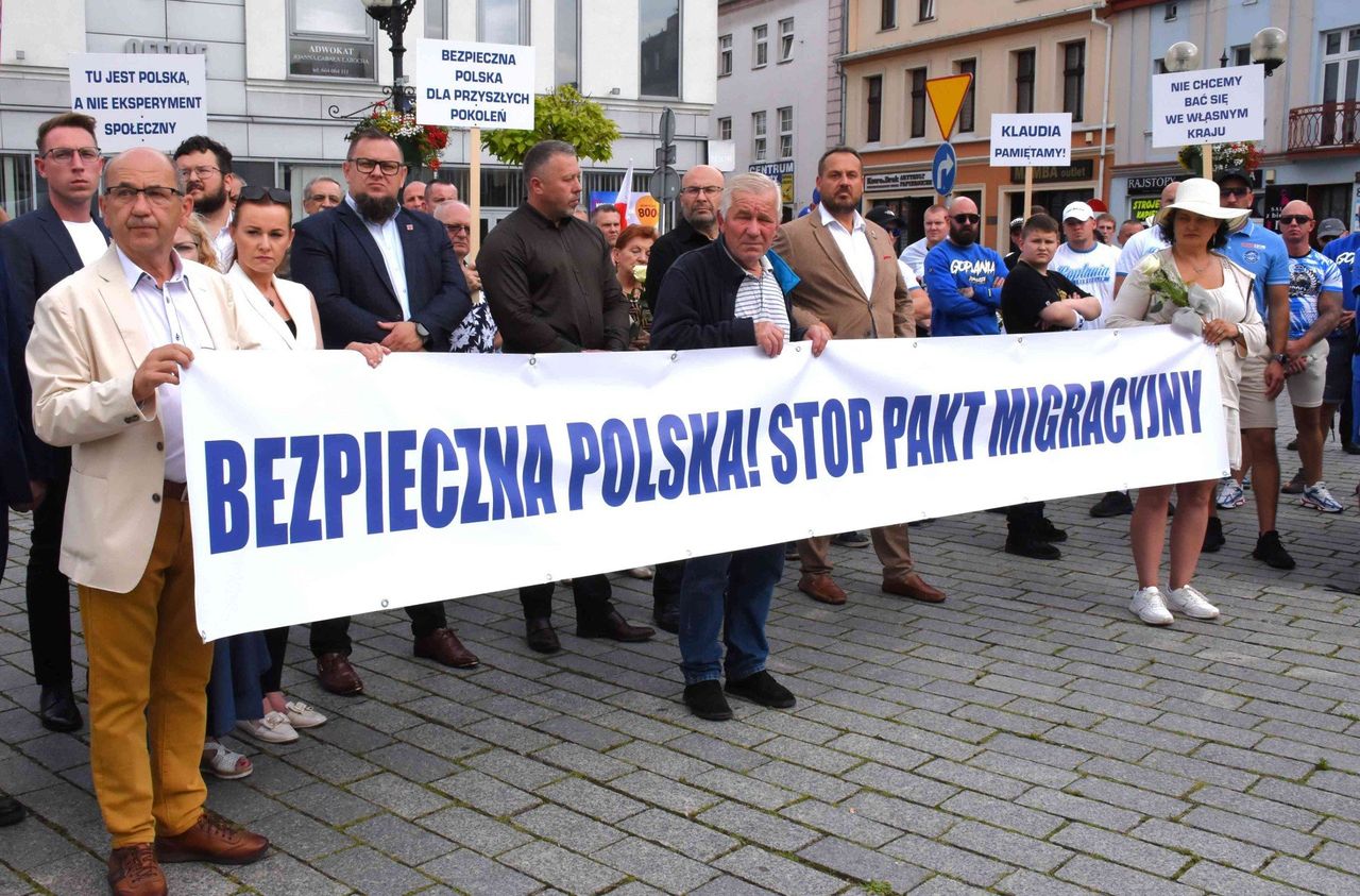 Inowrocław: Tak było na proteście przeciw nielegalnej imigracji na Rynku w Inowrocławiu