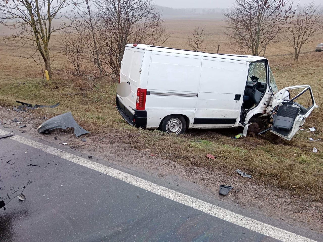 Wypadek pod Mrągowem. Trzy osoby trafiły do szpitala