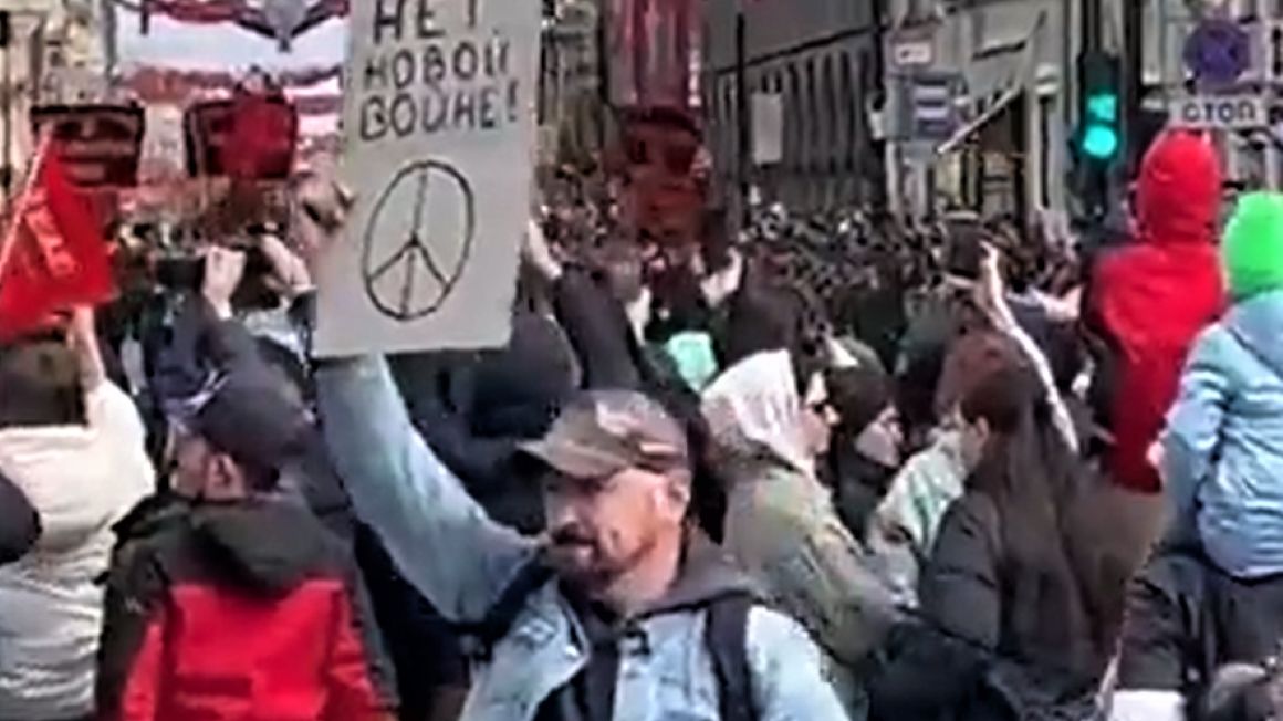 Mężczyzna przyszedł na Paradę Zwycięstwa z antywojennym banerem 