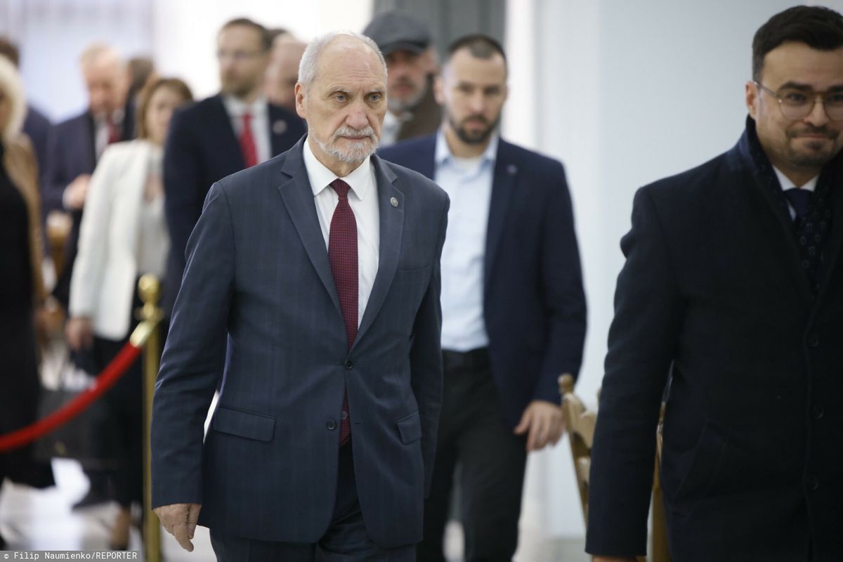 Macierewicz murem za Witek. W sieci pojawiła się specjalna adnotacja