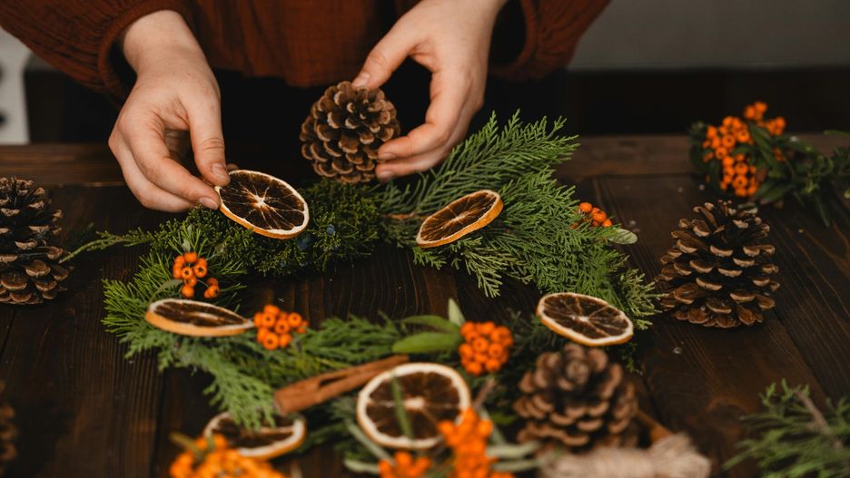 Naturalne materiały, suszone rośliny, cichy luksus i subtelne światło LED - tak wyglądają najmodniejsze wieńce tego sezonu. Rustykalne akcenty, eleganckie kokardy i odcienie natury tworzą wyjątkowy, przytulny klimat na Święta.