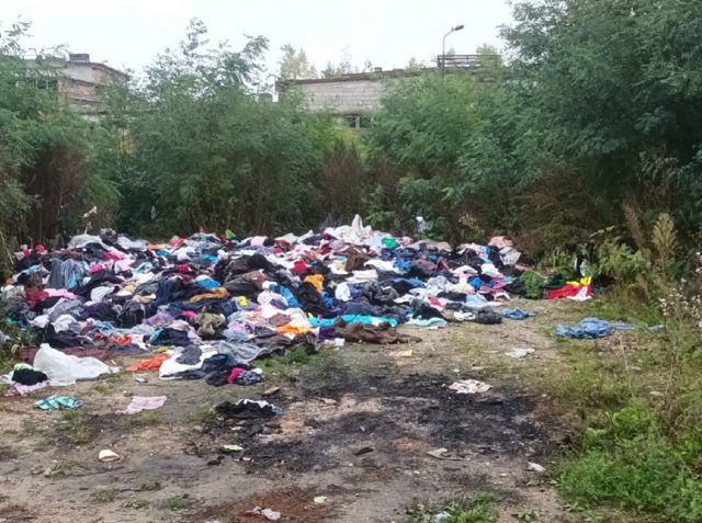 Dzikie wysypisko ubrań na terenie Lublina. Strażnicy miejscy już ustalili kto je podrzucił (zdjęcia)