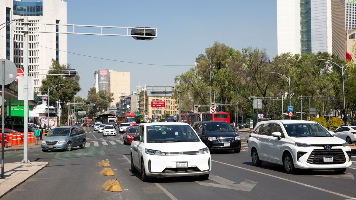 Archiwum zagraniczne East News 2025-01
FILE -- A BYD electric car, left, in Mexico City, Mexico, Nov. 12, 2024. Hundreds of Chinese companies migrated to Mexico in the hopes of sidestepping tariffs. BYD, China's leading electric vehicle company, has been scouting a production site in the country. (Benedicte Desrus/The New York Times)
Benedicte Desrus