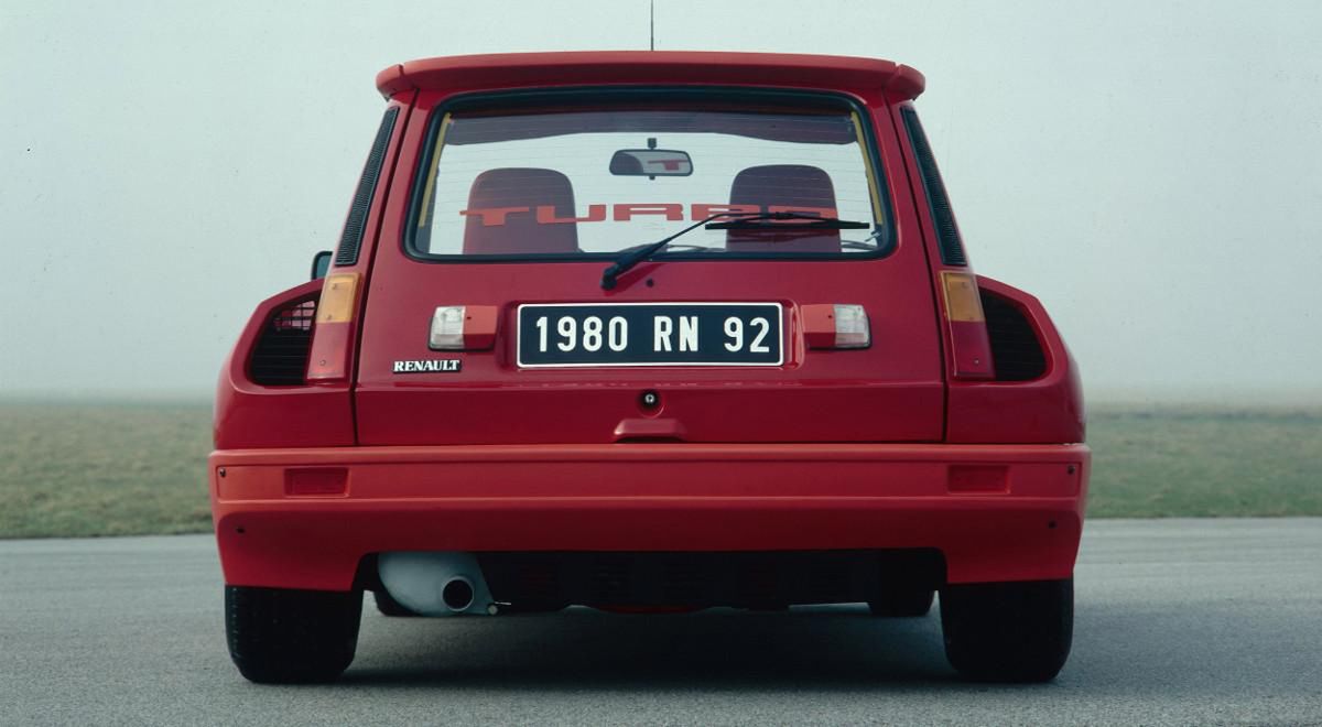 Pojawiały się pomysły, by silnik umieścić w poprzek, ale auto byłoby jeszcze szersze.