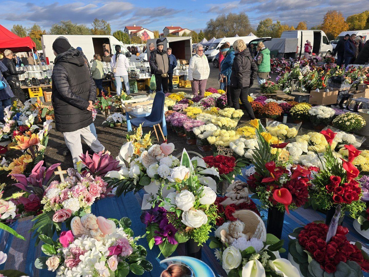 Leszno: Na targowisku przy ul. Holenderskiej mieszkańcy tłumnie odwiedzali stoiska z kwiatami, wiązankami i zniczami