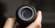 Fujinon XC 35 mm f/2: Taki sam optycznie jak Fujinon XF 35 mm f/2, jednak 2x tańszy