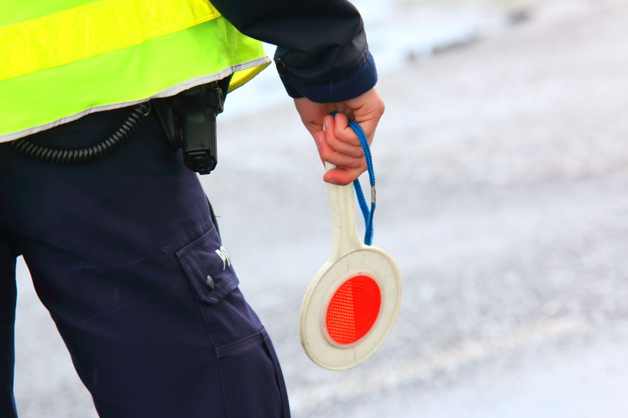 Pirat drogowy pędził ponad 100 km/h w terenie zabudowanym. Został namierzony przez policjantów i stracił prawo jazdy