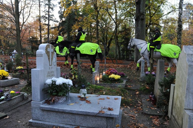Dzień Wszystkich Świętych. Polacy odwiedzają cmentarze