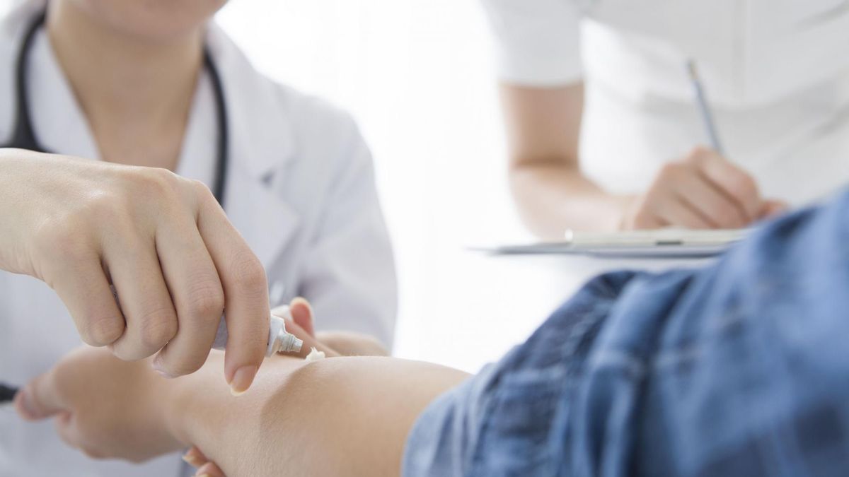 Krem Clotrimazolum jest lekiem stosowanym w terapii grzybicy skóry