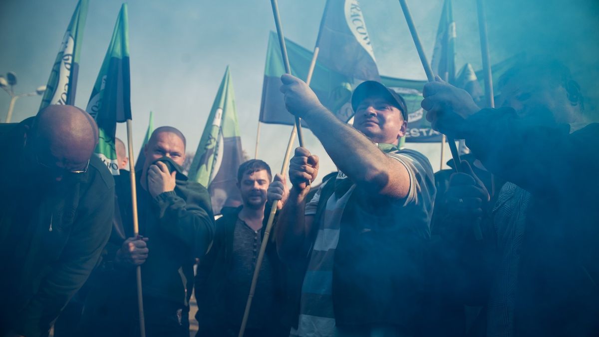 05.10.2015. Protest górników i związkowców pod kopalnią węgla kamiennego Brzeszcze