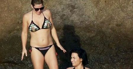 "Słoneczna Sonny": Demi Lovato w kusym stroju kąpielowym u boku tajemniczego chłopaka