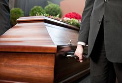 Skandal na pogrzebie w Stykowie. Grabarz zaczął piłować dziecięcą trumnę