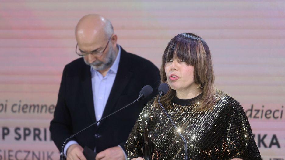 Gala Grand Press - Dziennikarz Roku 2022
Fot. Wojciech Olkusnik/East News, Warszawa,  13.12.2022. Gala Grand Press - Dziennikarz Roku 2022 w muzeum Polin.
N/z: Janusz Fogler, Agnieszka Szpila - nagroda w kategorii Publicystyka (Krytyka Polityczna)
Wojciech Olkusnik