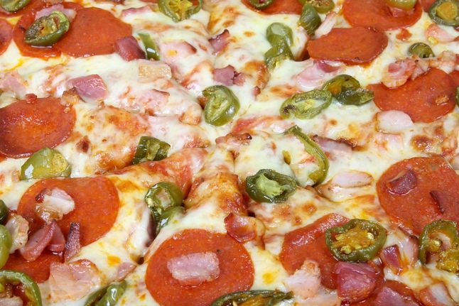 Dodaj do mrożonej pizzy ulubione dodatki. To zdecydowanie podniesie jej walory smakowe