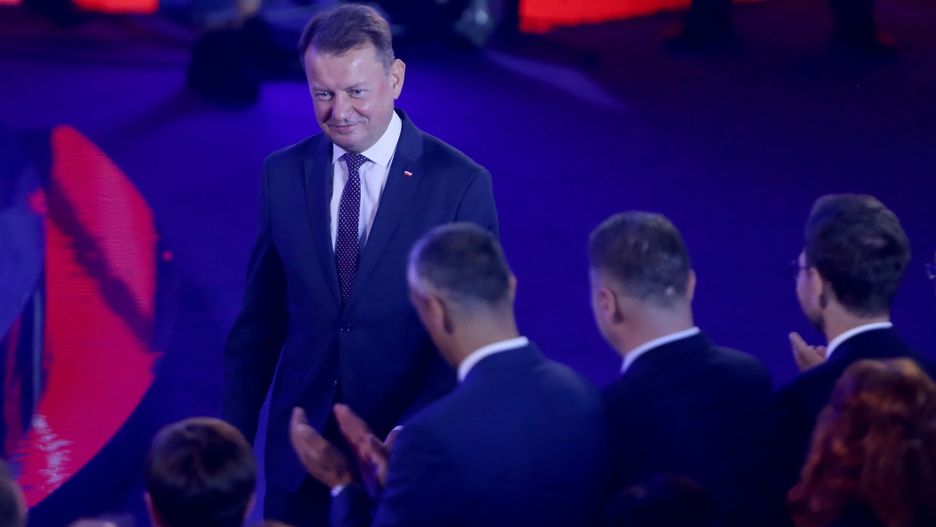 Katowice, 01.10.2023. Kampania wyborcza do parlamentu 2023. Minister obrony narodowej Mariusz Błaszczak podczas konwencji PiS pod hasłem "Bezpieczna Polska", 1 bm. w hali widowiskowo-sportowej "Spodek" w Katowicach. (mr) PAP/Zbigniew Meissner