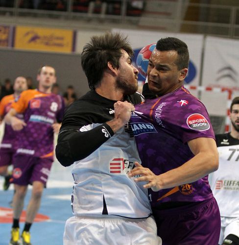 Michał Salami (na pierwszym planie) i Paweł Podsiadło (w tle) w meczu przeciwko Ivry/ zdj. Christian Carl