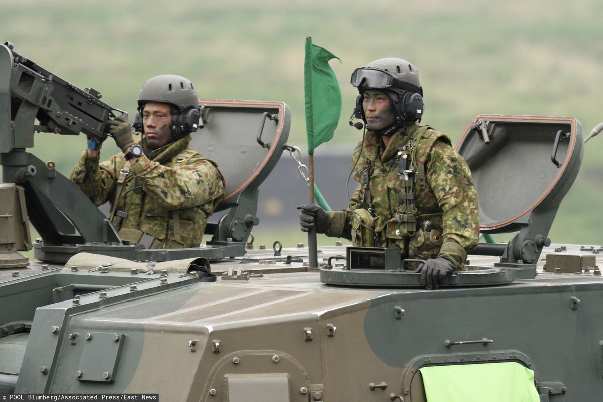 Żołnierze Japońskich Lądowych Sił Samoobrony (JGSDF) jeżdżą na samobieżnej haubicy Typ 99 155 mm podczas corocznych ćwiczeń z żywym ogniem na poligonie JGSDF w obszarze manewrowym East Fuji w Gotemba, na południowy zachód od Tokio, sobota, 22 maja 2021 r.