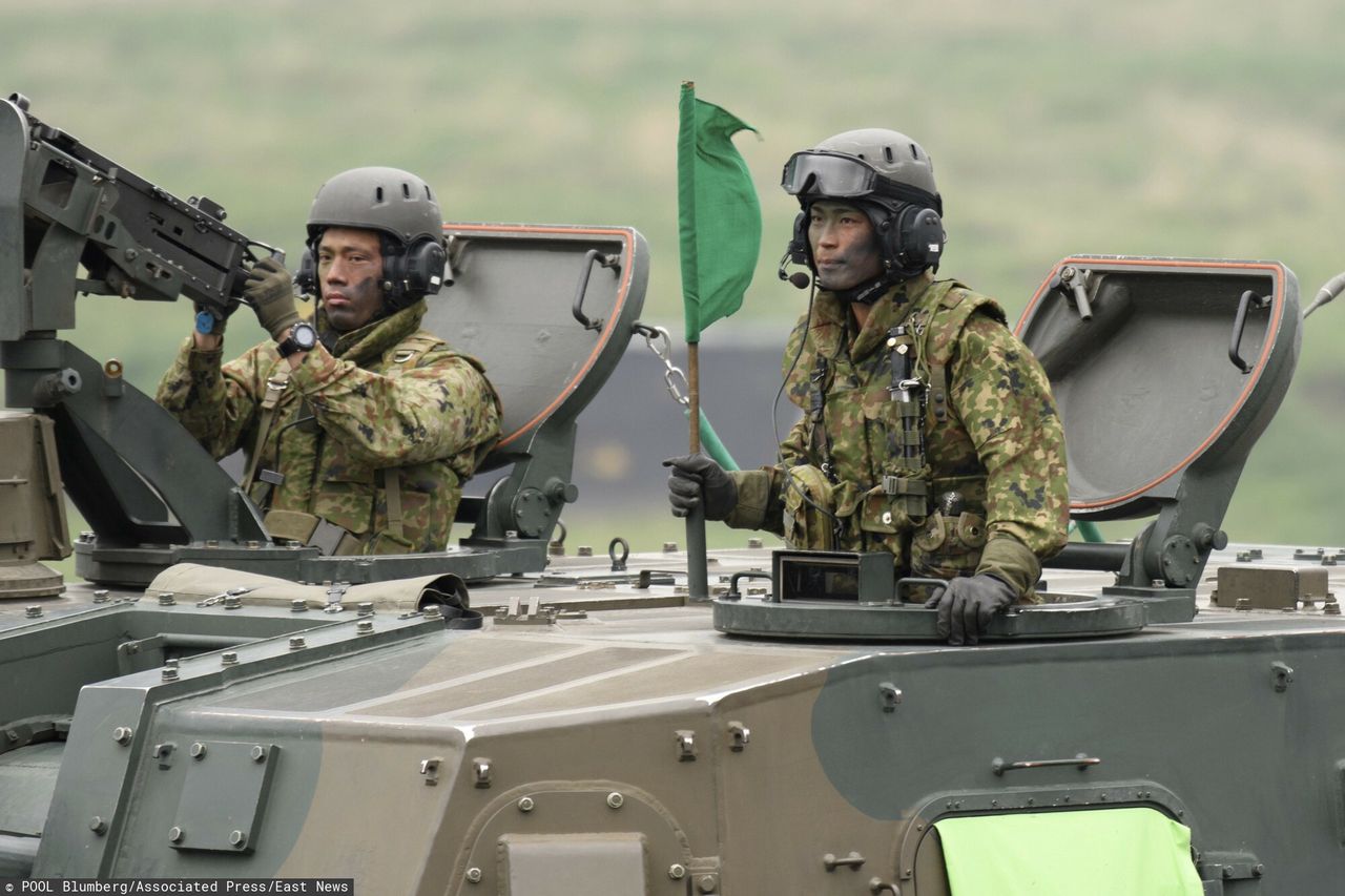 Żołnierze Japońskich Lądowych Sił Samoobrony (JGSDF) jeżdżą na samobieżnej haubicy Typ 99 155 mm podczas corocznych ćwiczeń z żywym ogniem na poligonie JGSDF w obszarze manewrowym East Fuji w Gotemba, na południowy zachód od Tokio, sobota, 22 maja 2021 r.