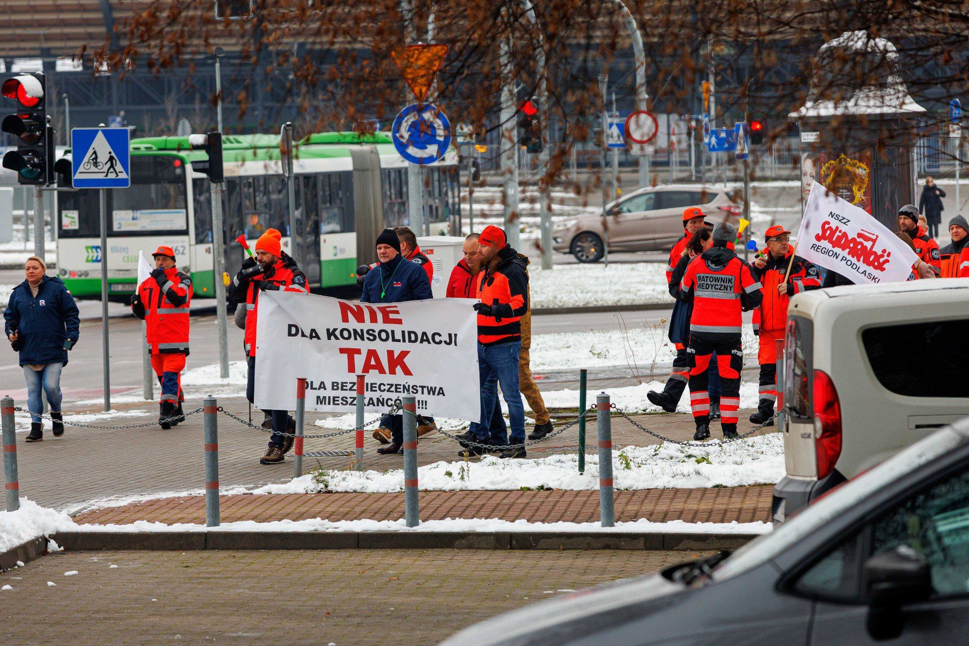 Ratownicy pod urzędem: &#34;Nie ma zgody na połączenie z zadłużonymi szpitalami&#34;