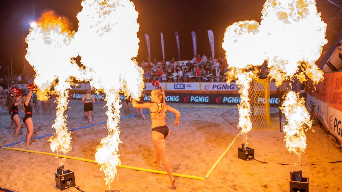 WP SportoweFakty / biuro prasowe PGNiG Summer Superligi / na zdjęciu: piłkarka ręczna w plażowej piłce ręcznej