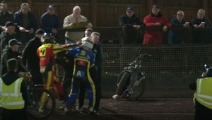 Żużel. Twarda walka na torze, a chwilę później wymienili się ciosami. Wideo podbija sieć!