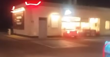 37-latka wjechała samochodem do budynku stacji paliw w Rymaniu. Policja oddała strzały