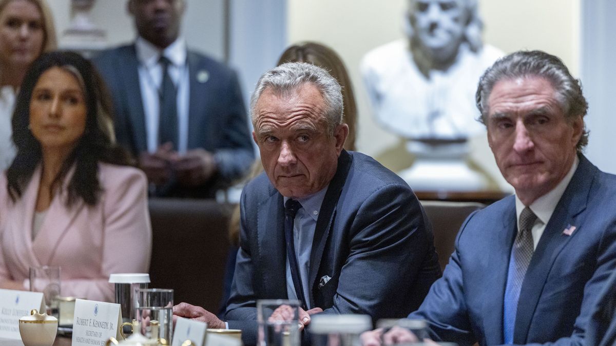 US Health and Human Services Secretary Robert F. Kennedy Jr. (C) listens as US President Donald J. Trump (not pictured) delivers remarks during a Cabinet meeting in the Cabinet Room of the White House in Washington, DC, USA, 10 April 2025. EPA/SHAWN THEW / POOL Dostawca: PAP/EPA.