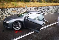 Audi r8 rozerwane po wypadku. Kierowca wyszedł z tego cało
