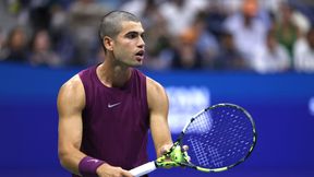 Nowy wizerunek, stary tenis Carlosa Alcaraza. Pewny awans Caspera Ruuda
