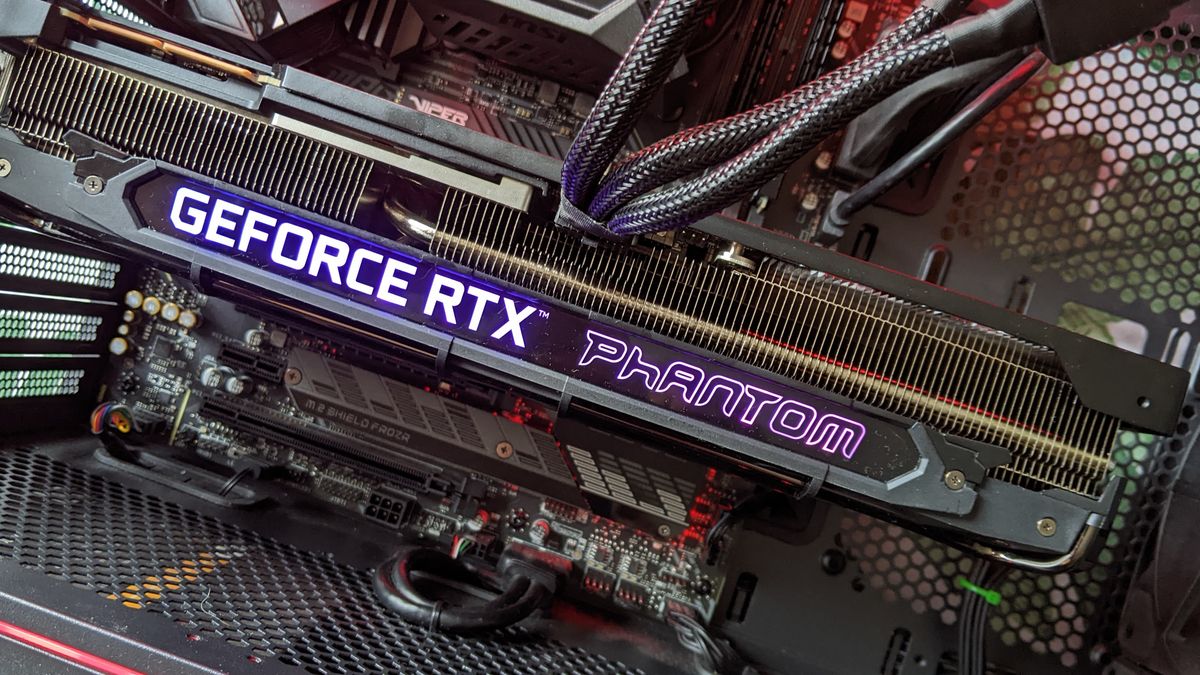 Gainward GeForce RTX 3090 Ti Phantom GS we wnętrzu komputera