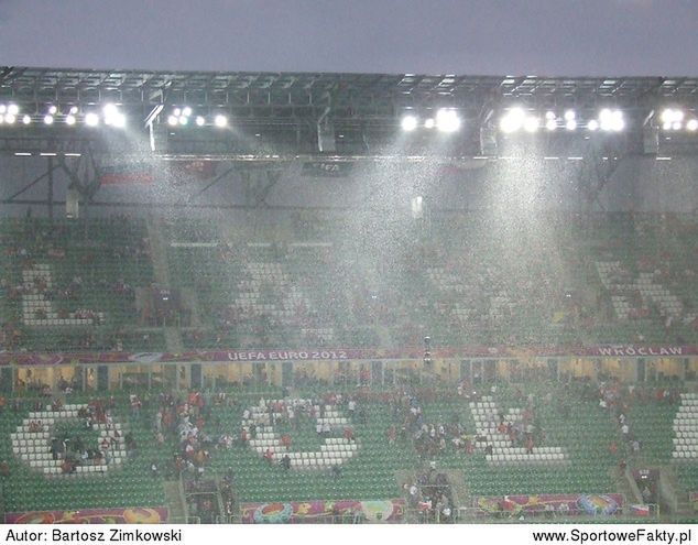 Oberwanie chmury przed meczem Rosja - Czechy