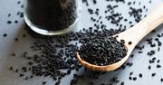 Niepozorne czarne ziarenka działają cuda. Kilogramy lecą, a zdrowie poprawia się