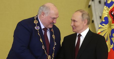 Kolejny teatr dyktatorów. Łukaszenka ucałował prezent