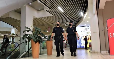 Kronawirus w Polsce. Klienci bez maseczek więc i bez obsługi
