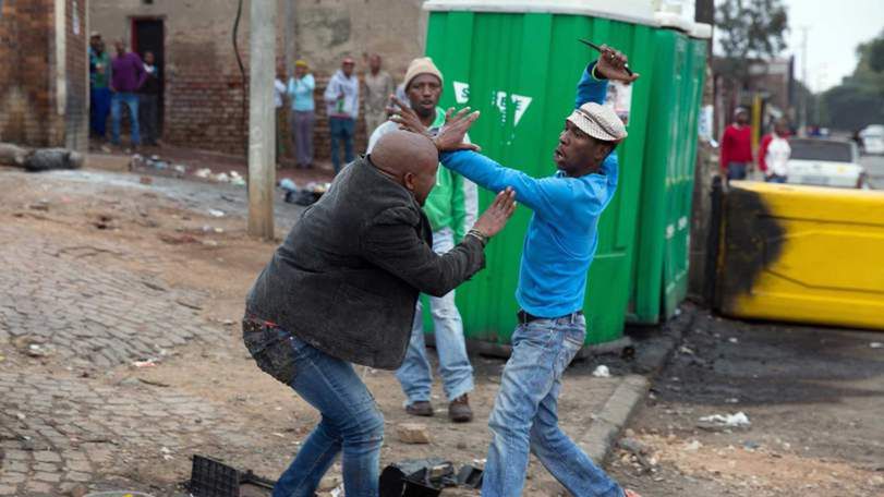 Kontrowersjne zdjęcia zabijanego na oczach fotografa mężczyzny w RPA 1