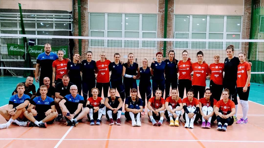 Facebook / E. Leclers Radomka Radom / Na zdjęciu: wspólne zdjęcie siatkarek E.Leclerc Radomki Radom i MKS-u Dąbrowa Górnicza (czarne stroje)