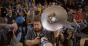 Dlaczego nie można używać lamp błyskowych na meczu? Ten film wyjaśnia wszystko