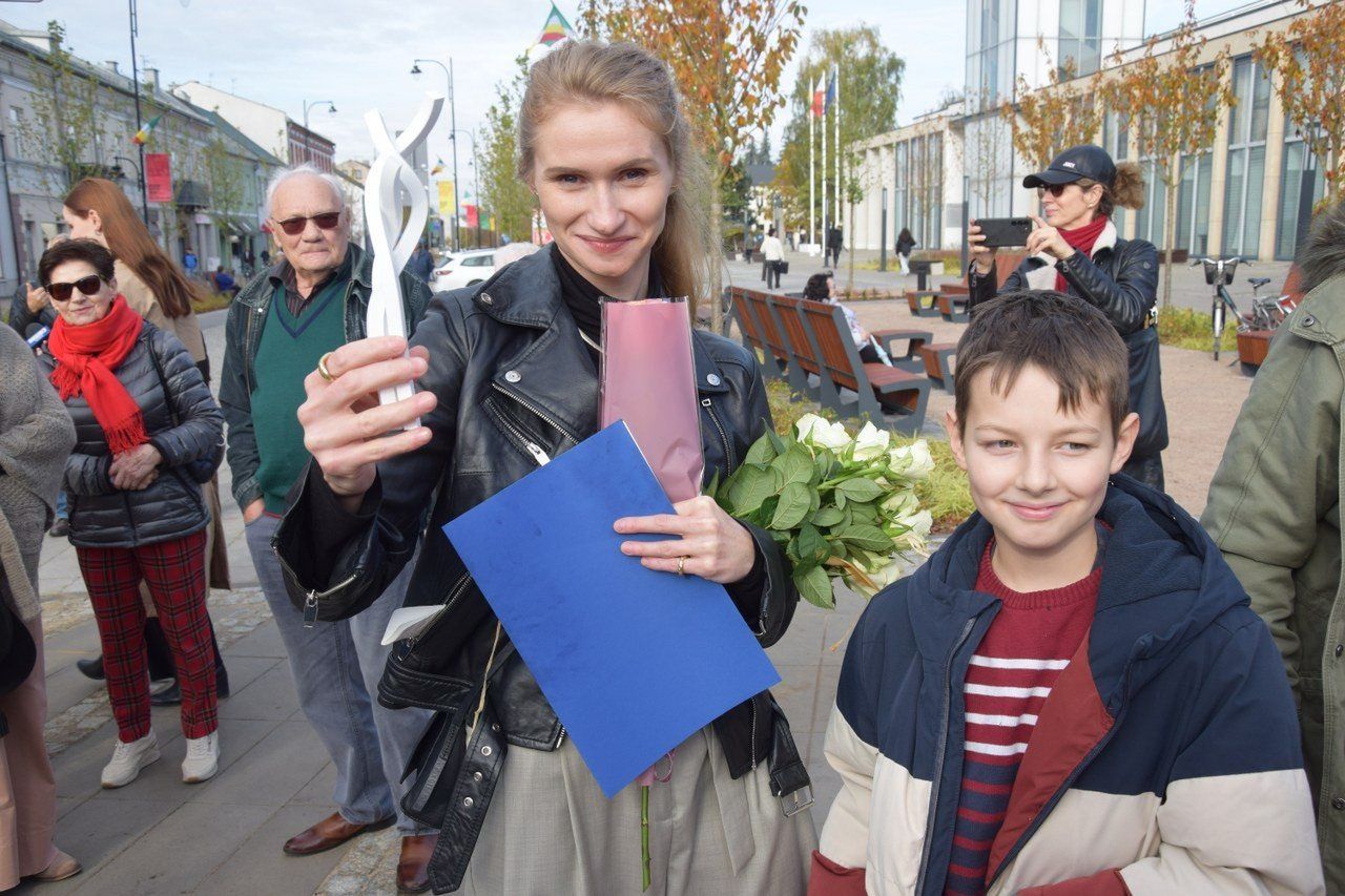 Metalowy &#34;Splot&#34; stanął w sercu Zduńskiej Woli. Odsłonięcie rzeźby wzbudziło duże zainteresowanie mieszkańców