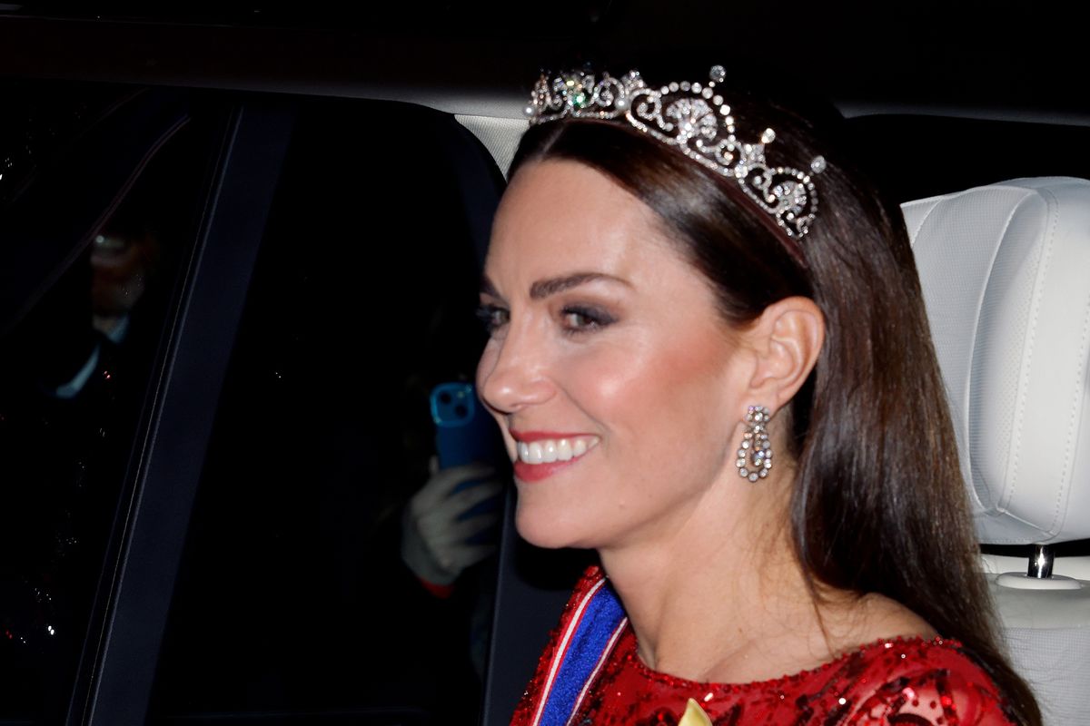 Księżna Kate w drodze na bal dla dyplomatów