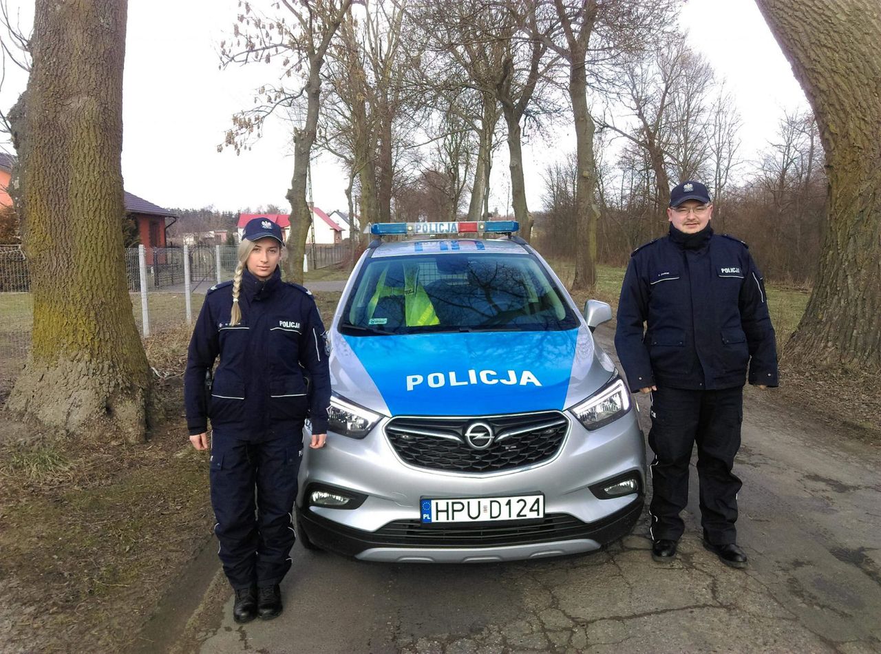 Policjanci wynieśli dwóch mężczyzn z pożaru