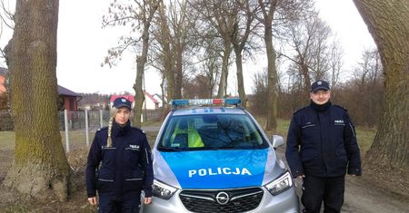 Policjanci wynieśli dwóch mężczyzn z pożaru